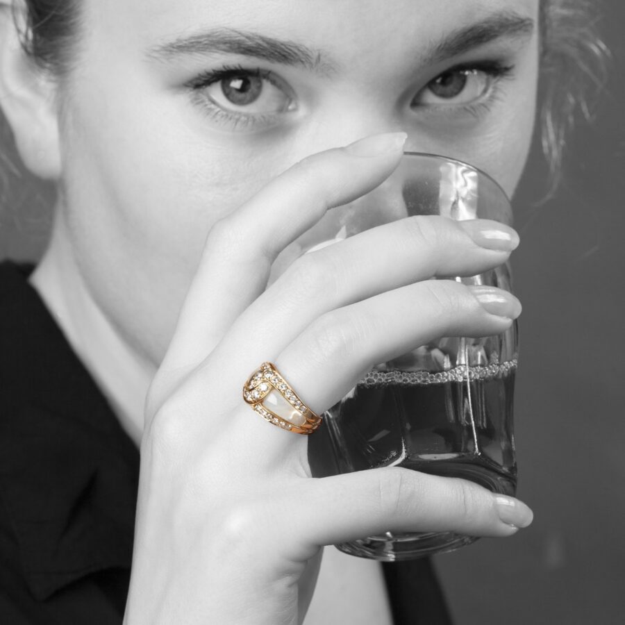 Een achttien karaat geelgouden ring, ingelegd met parelmoer en bezet met diamanten. Gesigneerd Van Cleef & Arpels, vervaardigd in New York, omstreeks 1980.