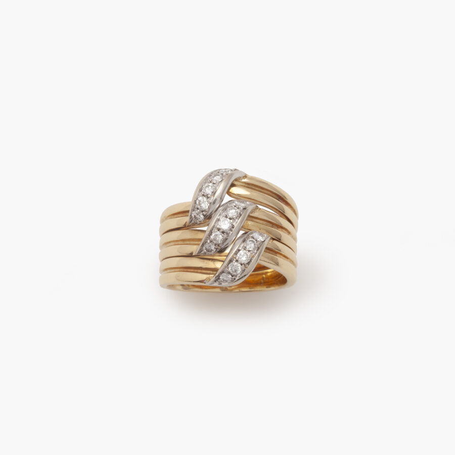 Een achttien karaat geel- en witgouden bandring, pavé bezet met briljant geslepen diamanten. Gesigneerd Cartier en genummerd, vervaardigd in Italië.