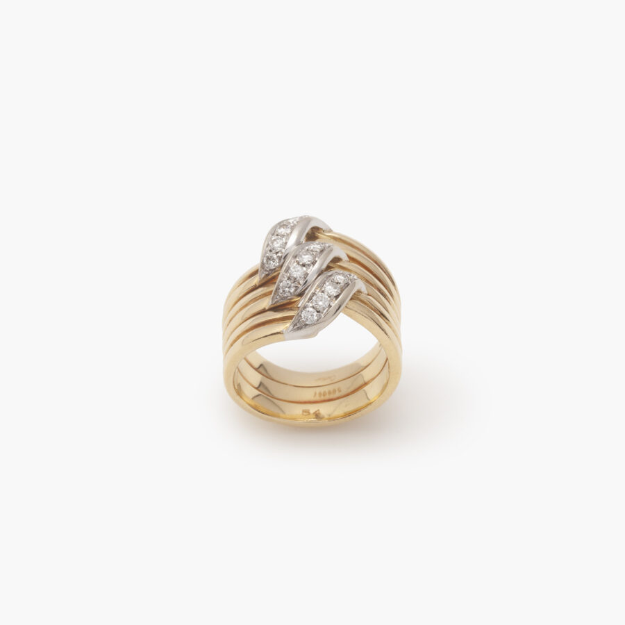 Een achttien karaat geel- en witgouden bandring, pavé bezet met briljant geslepen diamanten. Gesigneerd Cartier en genummerd, vervaardigd in Italië.