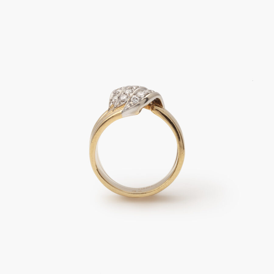 Een achttien karaat geel- en witgouden bandring, pavé bezet met briljant geslepen diamanten. Gesigneerd Cartier en genummerd, vervaardigd in Italië.