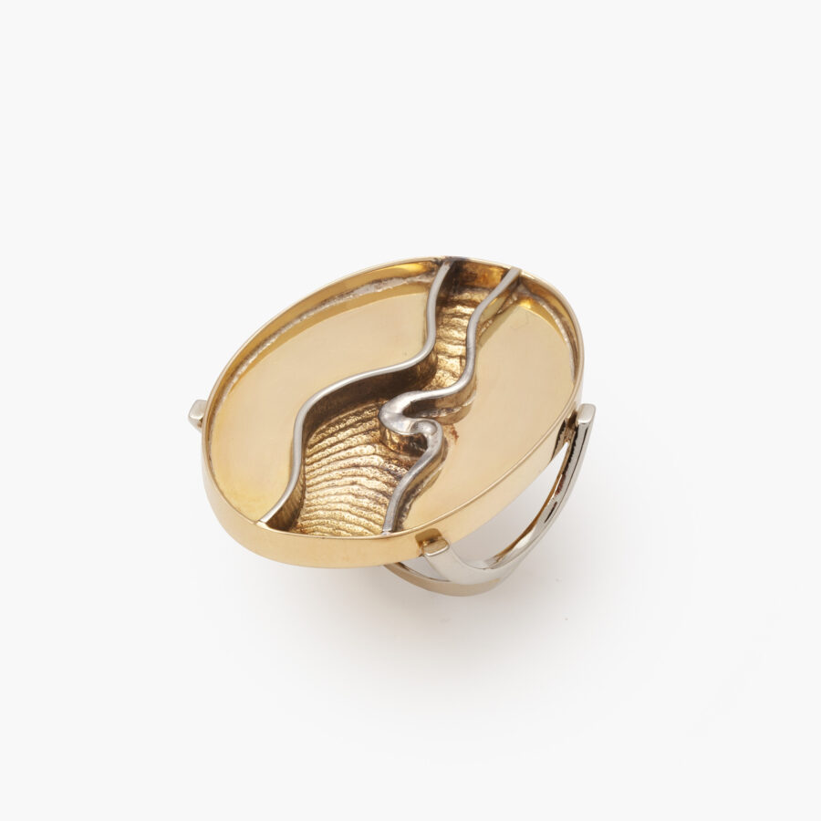 Een achttien karaat geel- en witgouden ring, gesigneerd Arnaldo Pomodoro (Italië, 1926). Datering omstreeks 1963.