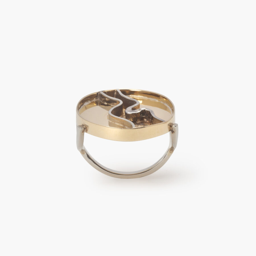 Een achttien karaat geel- en witgouden ring, gesigneerd Arnaldo Pomodoro (Italië, 1926). Datering omstreeks 1963.