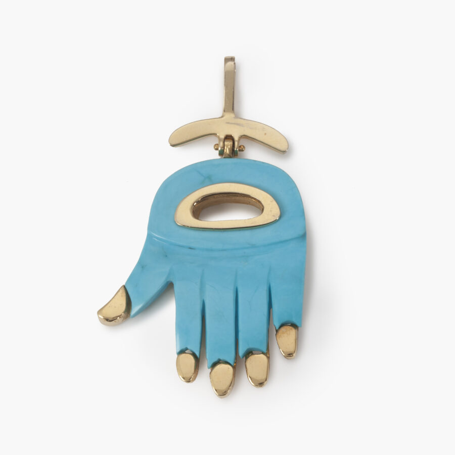 Een achttien karaat geelgouden hanger “Hamsa” ingelegd met turkoois. Gesigneerd Aldo Cipullo, vervaardigd in New York, omstreeks 1970.