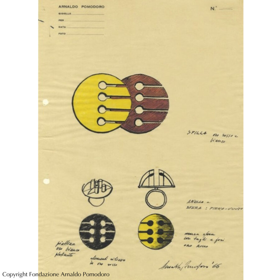 Een achttien karaat geel- en witgouden ring bestaande uit een witgouden schijf waarop zes pilaren. Gesigneerd Arnaldo Pomodoro, genummerd en gedateerd 1970. 