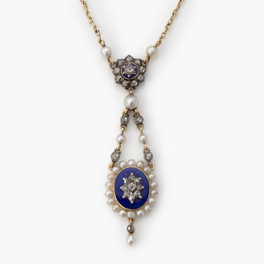 Een achttien karaat geelgoud en zilveren lavalière collier, bezet met diamant en parels en gedecoreerd met emaille, vervaardigd in Frankrijk, ca 1900.