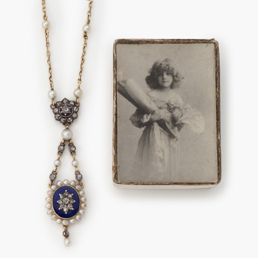 Een achttien karaat geelgoud en zilveren lavalière collier, bezet met diamant en parels en gedecoreerd met emaille, vervaardigd in Frankrijk, ca 1900.