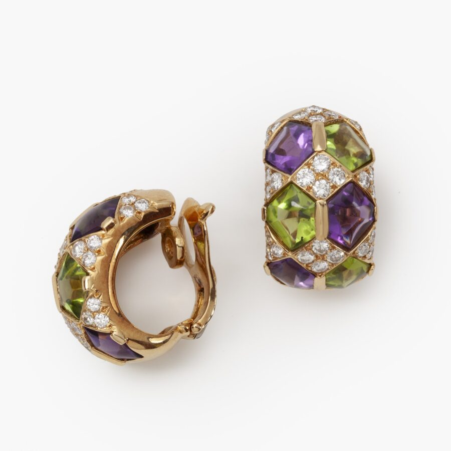 Een paar achttien karaat geelgouden oorclips met bijpassende ring; elk bezet met diamant, peridot en amethist. Van Cleef & Arpels, Parijs, ca 1990. 