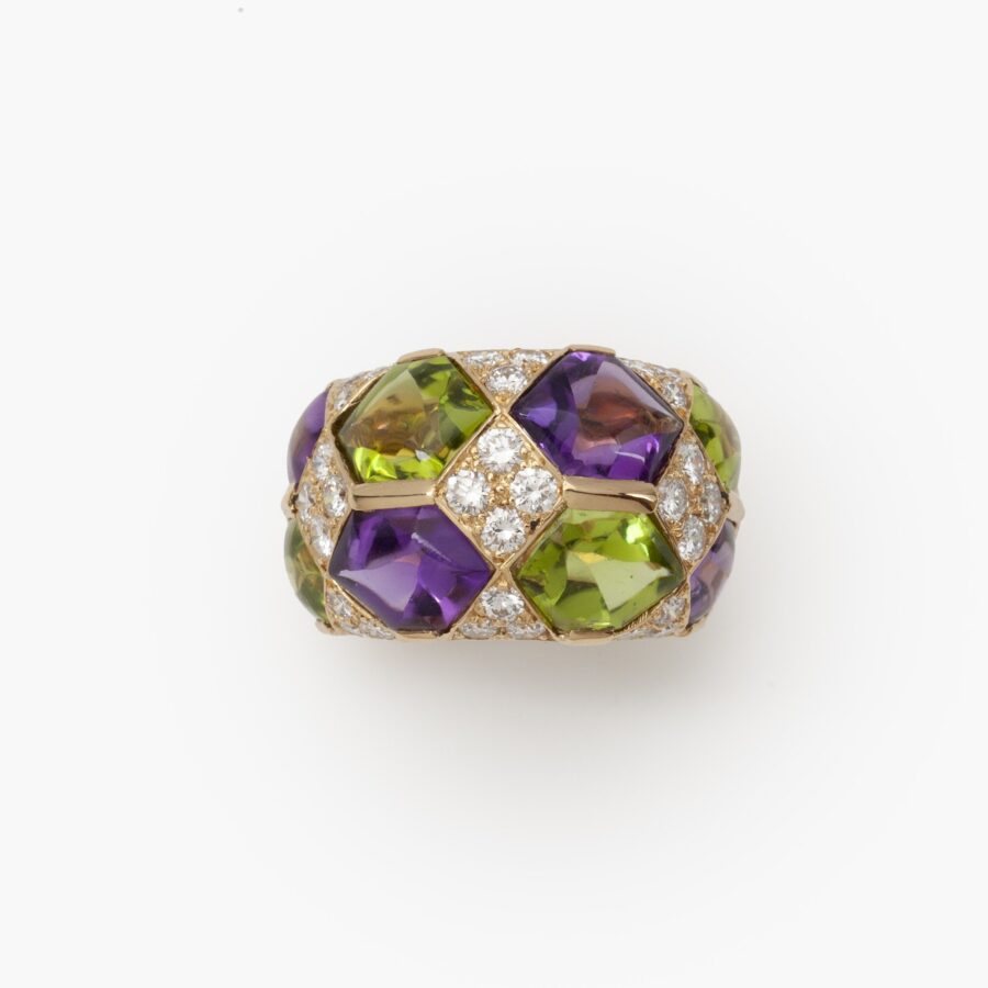 Een paar achttien karaat geelgouden oorclips met bijpassende ring; elk bezet met diamant, peridot en amethist. Van Cleef & Arpels, Parijs, ca 1990. 