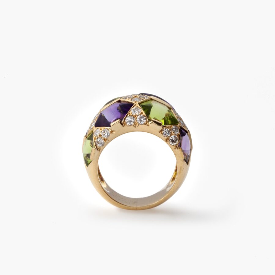 Een paar achttien karaat geelgouden oorclips met bijpassende ring; elk bezet met diamant, peridot en amethist. Van Cleef & Arpels, Parijs, ca 1990. 