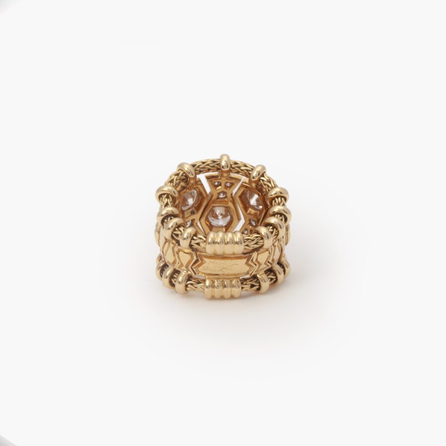 Een achttien karaat geelgouden ring “Passementerie”, bezet met briljant geslepen diamanten. Gesigneerd René Boivin, Parijs, vervaardigd omstreeks 1950.