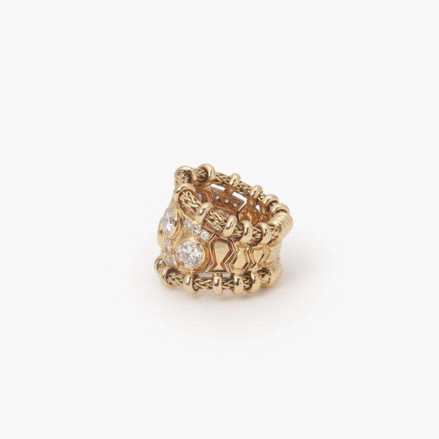 Een achttien karaat geelgouden ring “Passementerie”, bezet met briljant geslepen diamanten. Gesigneerd René Boivin, Parijs, vervaardigd omstreeks 1950.