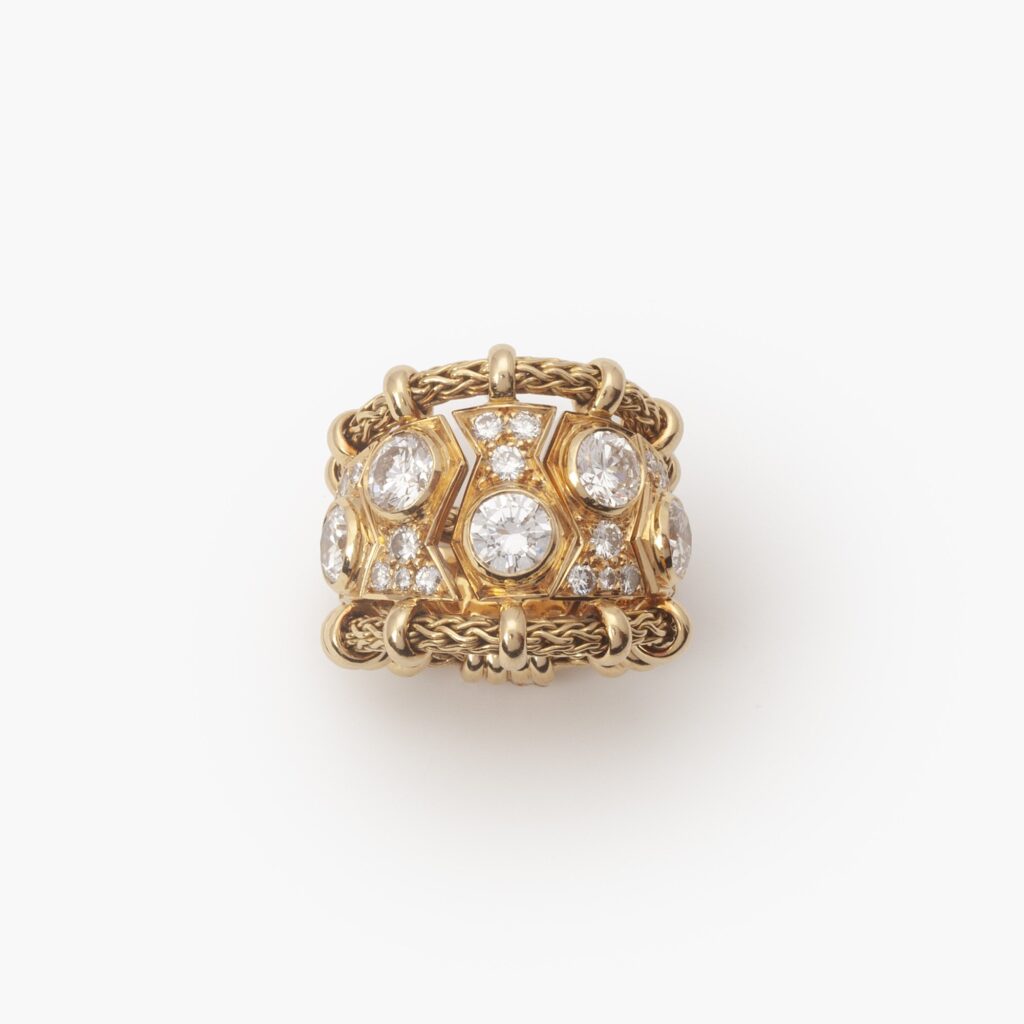 Een achttien karaat geelgouden ring “Passementerie”, bezet met briljant geslepen diamanten. Gesigneerd René Boivin, Parijs, vervaardigd omstreeks 1950.