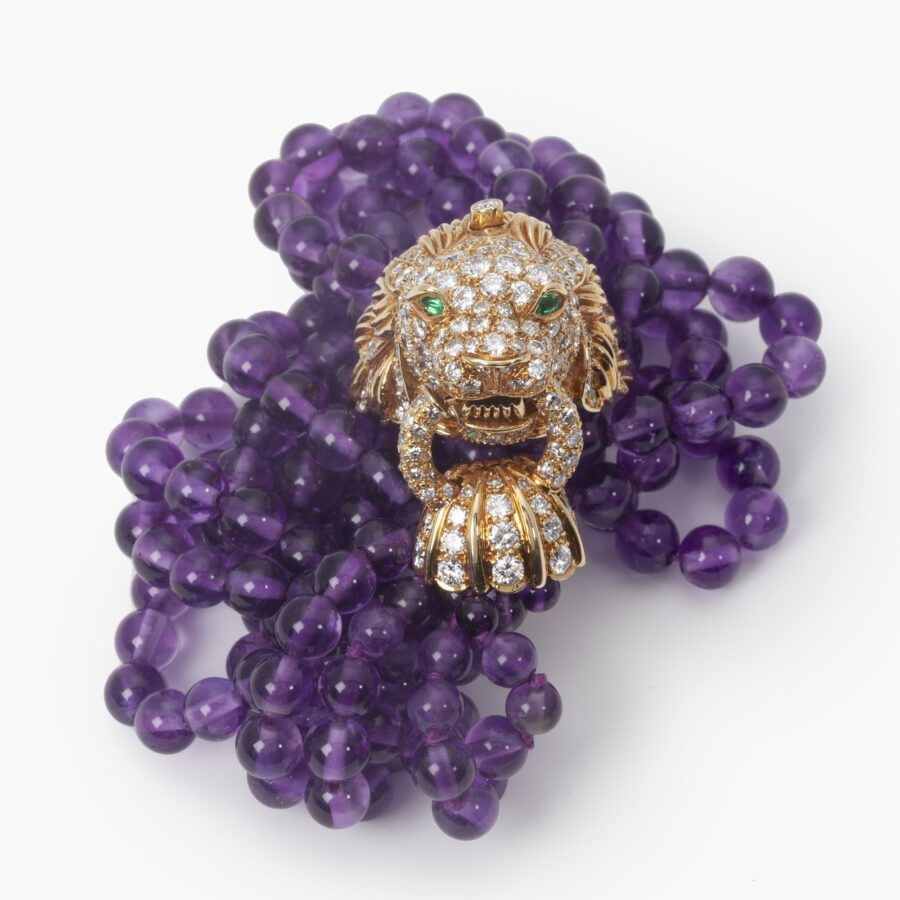 Een geelgouden armband ‘Lion Barquerolles’ bestaande uit een slot in de vorm van een leeuwenkop en kralen amethist, door Van Cleef & Arpels, New York, 1971.