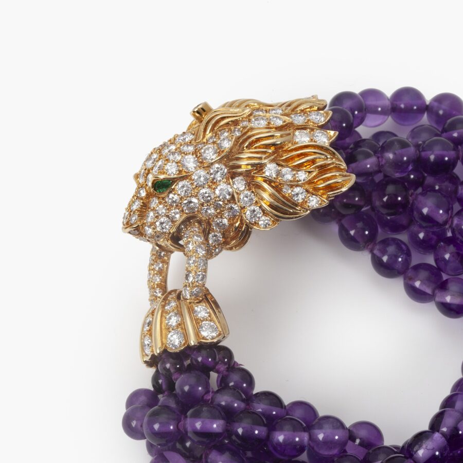 Een geelgouden armband ‘Lion Barquerolles’ bestaande uit een slot in de vorm van een leeuwenkop en kralen amethist, door Van Cleef & Arpels, New York, 1971.