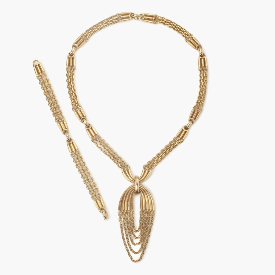 Een geelgouden collier; draagbaar als lang collier, als kort collier met armband, met of zonder hanger of de hanger apart. Van Cleef & Arpels, Parijs, ca 1970.