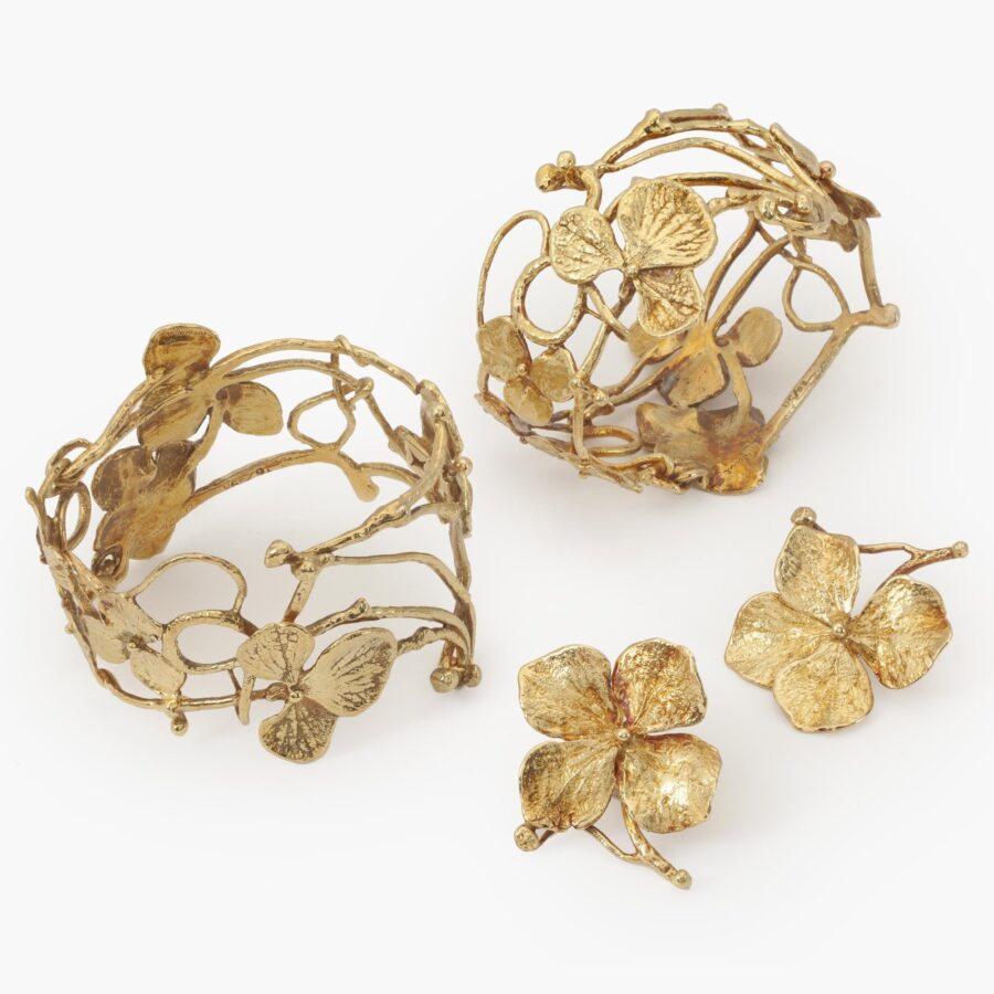 Twee achttien karaat geelgouden armbanden ‘Entrelacs’ met hortensia bloemen, gesigneerd Claude Lalanne. Vervaardigd in Parijs, omstreeks 1980-90. 