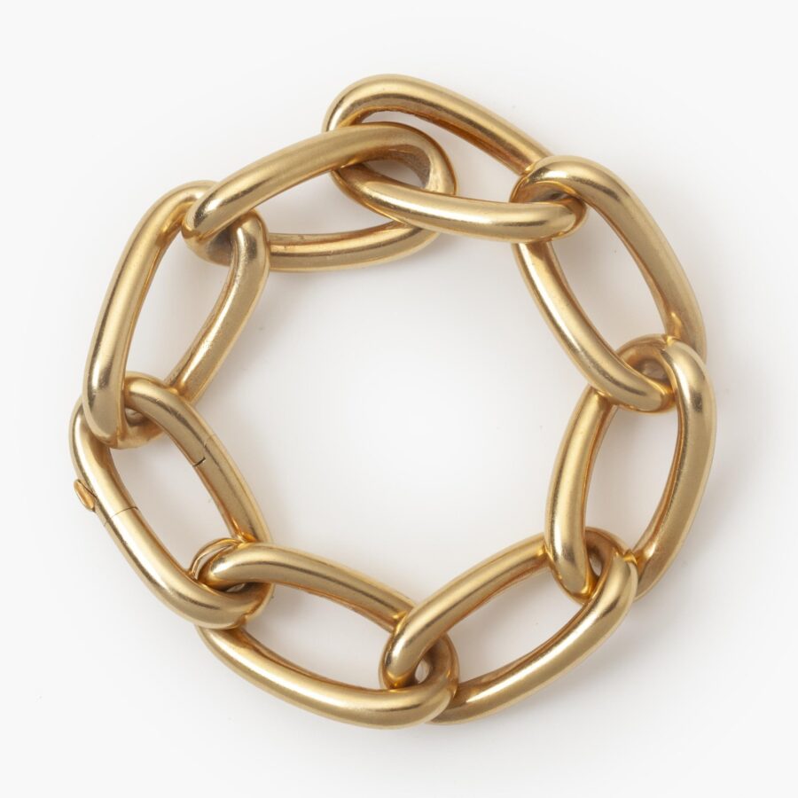 Een achttien karaat geelgouden armband bestaande uit acht langgerekte gourmetschakels met een klapslot. Gesigneerd Cartier Paris. 