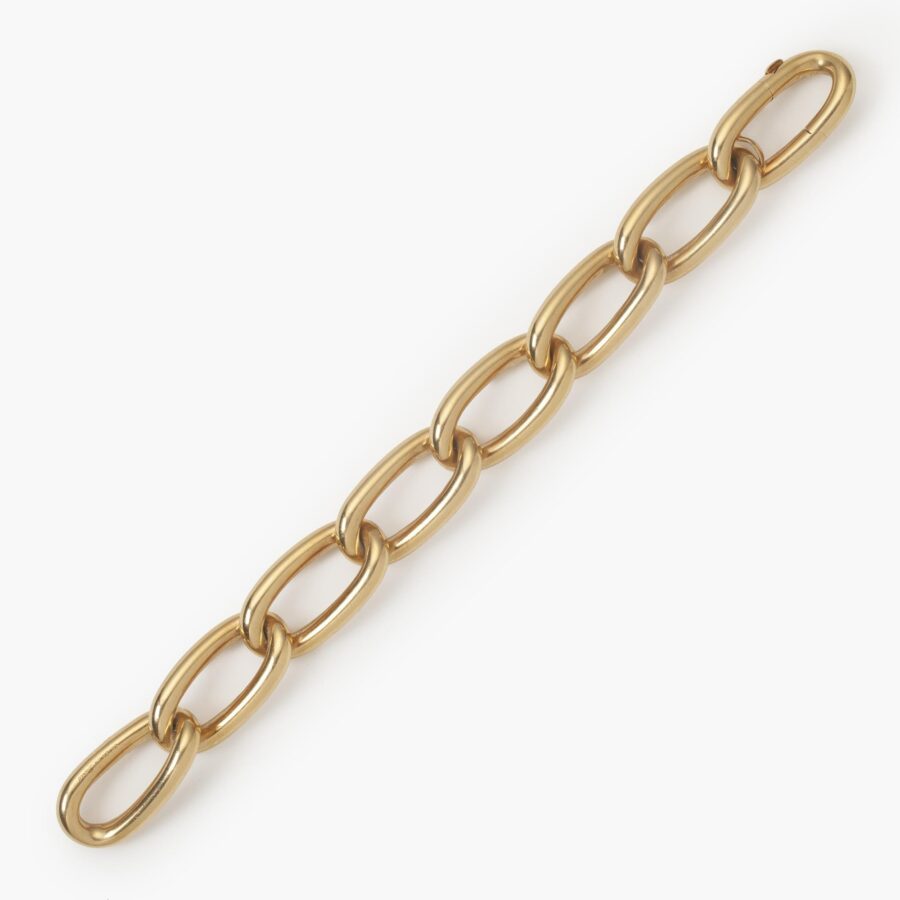 Een achttien karaat geelgouden armband bestaande uit acht langgerekte gourmetschakels met een klapslot. Gesigneerd Cartier Paris. 