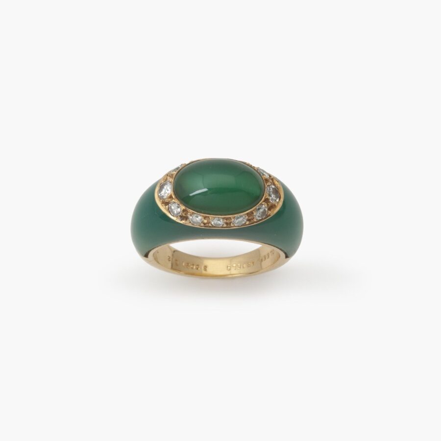 Een achttien karaat geelgouden bolle ring, bezet met diamanten en groene agaat. Gesigneerd Van Cleef & Arpels, Parijs, omstreeks 1980 en genummerd.