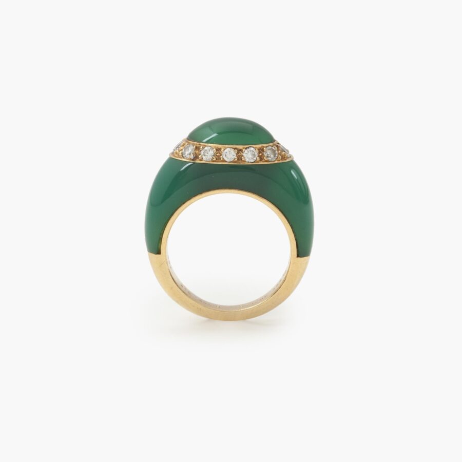 Een achttien karaat geelgouden bolle ring, bezet met diamanten en groene agaat. Gesigneerd Van Cleef & Arpels, Parijs, omstreeks 1980 en genummerd.