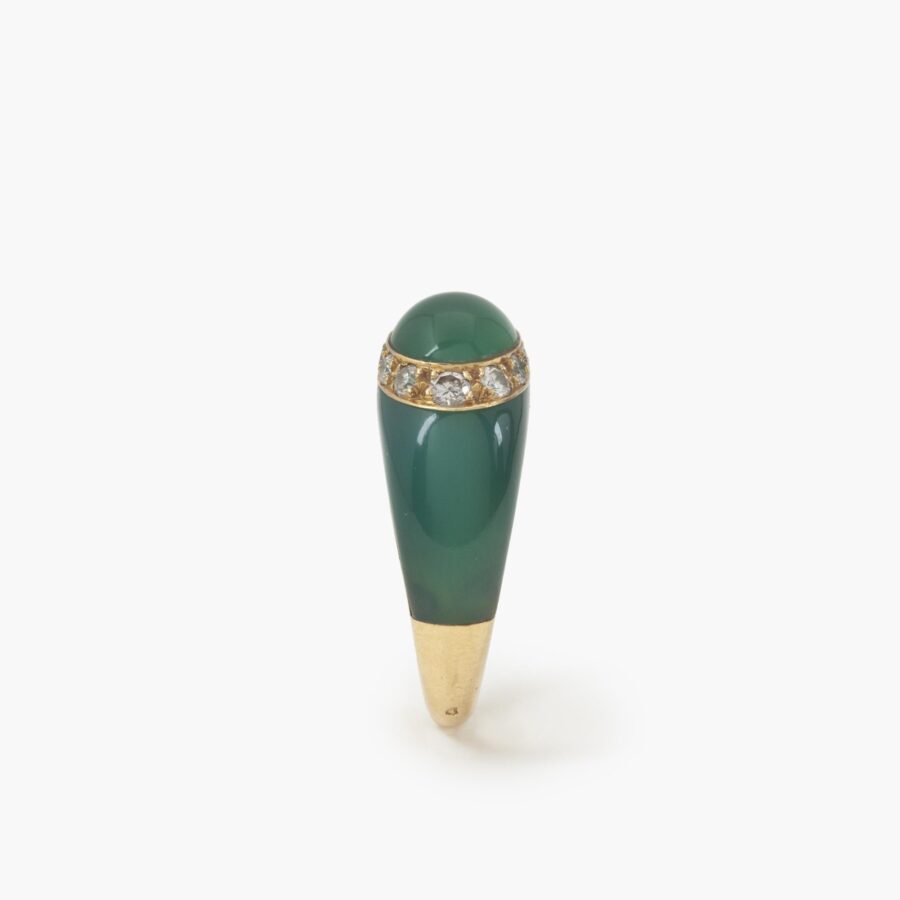 Een achttien karaat geelgouden bolle ring, bezet met diamanten en groene agaat. Gesigneerd Van Cleef & Arpels, Parijs, omstreeks 1980 en genummerd.