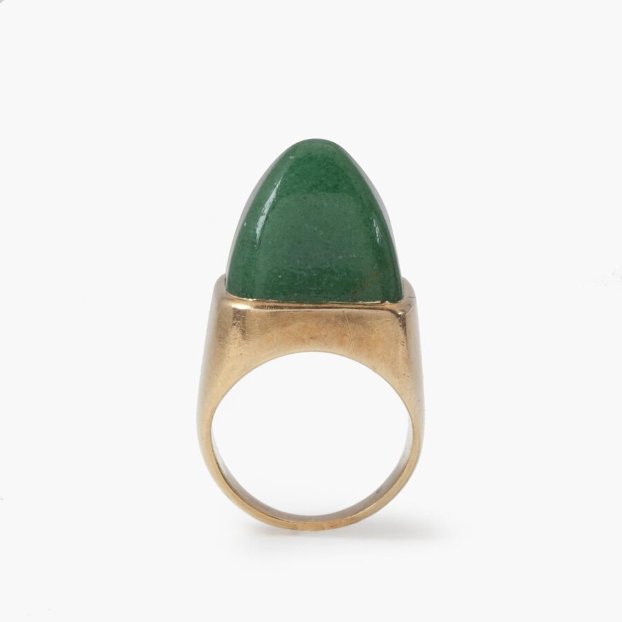 Een achttien karaat geelgouden ring bezet met een hoge vierkante cabochon geslepen aventurijn. Gesigneerd Jean Fouquet, vervaardigd in Parijs, circa 1940.