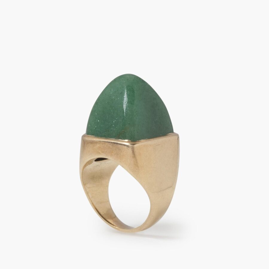 Een achttien karaat geelgouden ring bezet met een hoge vierkante cabochon geslepen aventurijn. Gesigneerd Jean Fouquet, vervaardigd in Parijs, circa 1940.