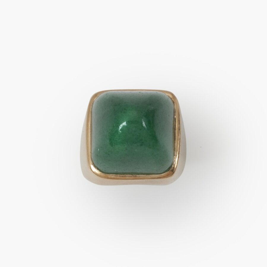 Een achttien karaat geelgouden ring bezet met een hoge vierkante cabochon geslepen aventurijn. Gesigneerd Jean Fouquet, vervaardigd in Parijs, circa 1940.