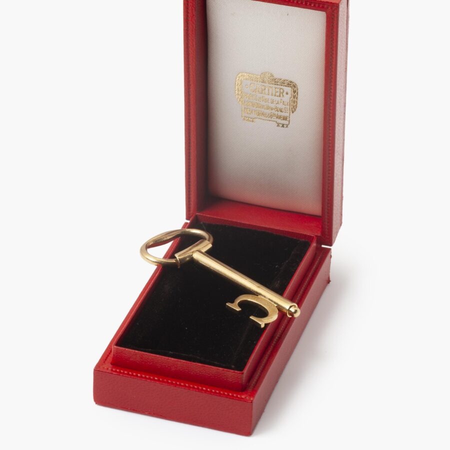 Een achttien karaat geelgouden sleutelhanger/hanger in de vorm van een sleutel. Gesigneerd Cartier, vervaardigd in Londen in 1976. In origineel etui.