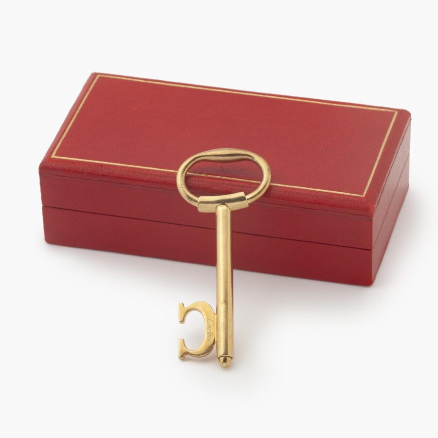 Een achttien karaat geelgouden sleutelhanger/hanger in de vorm van een sleutel. Gesigneerd Cartier, vervaardigd in Londen in 1976. In origineel etui.