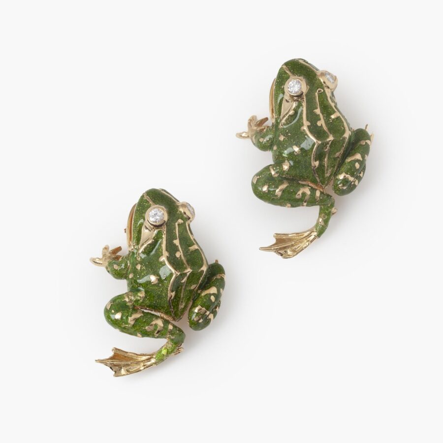 Een paar achttien karaat geelgouden broches, elk in de vorm van een kikker, met groen emaille en diamant ogen. Door Van Cleef & Arpels, Parijs, 1966.