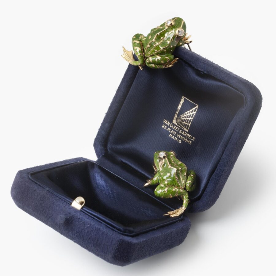 Een paar achttien karaat geelgouden broches, elk in de vorm van een kikker, met groen emaille en diamant ogen. Door Van Cleef & Arpels, Parijs, 1966.